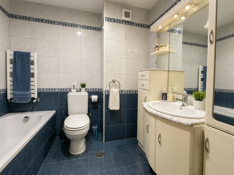 Casă cu 7 camere cu Canalizare în P-ța Dorobanți