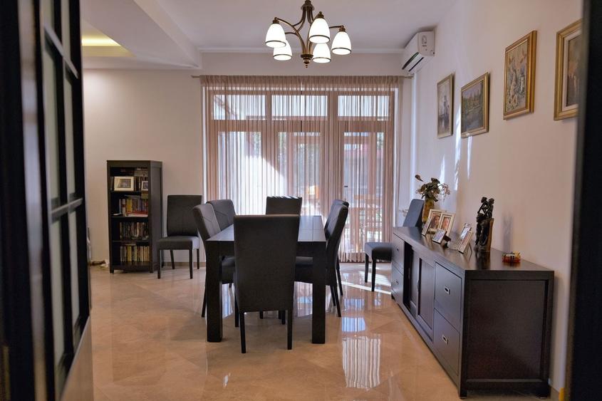 Casă individuală cu 10 camere cu Canalizare în Central