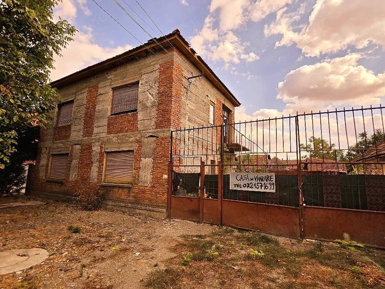 Casă cu 4 camere cu Teren 979 Mp în Central