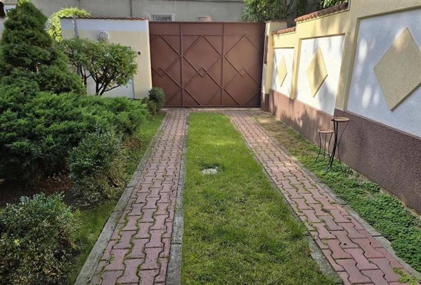 Casă cu 7 camere cu Canalizare în 1 Mai