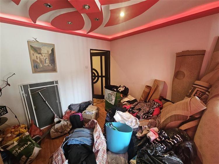 Apartament cu 3 camere semidecomandat, mobilat în Micro II