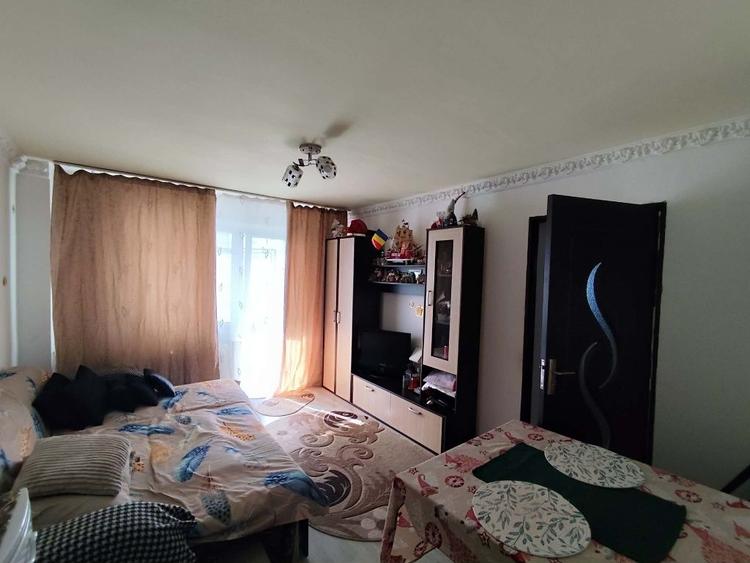 Apartament cu 3 camere semidecomandat în Plopilor