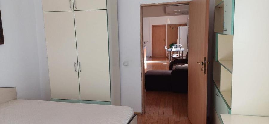 Apartament cu 4 camere semidecomandat în P-ța Romană
