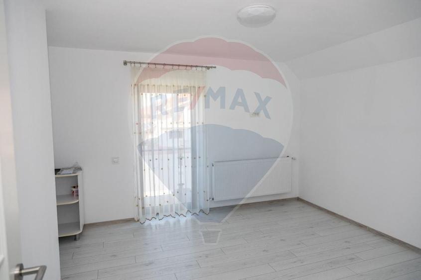 Casă individuală cu 5 camere cu Teren 378 Mp în Sânpetru