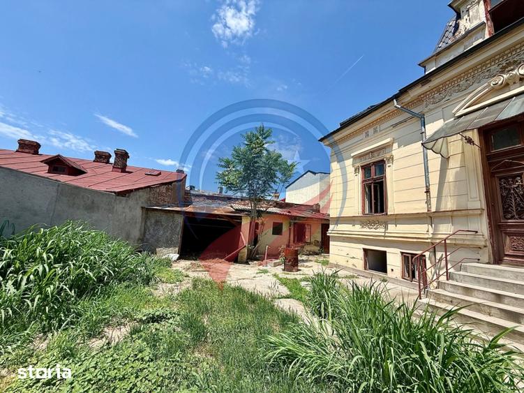Casă cu 7 camere cu Teren 330 Mp în Central