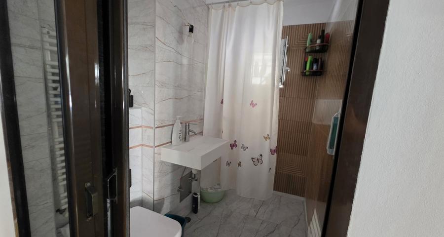 Apartament cu 3 camere decomandat, mobilat în Aradului