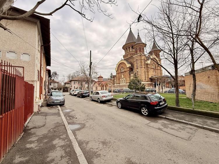 Casă cu 6 camere cu Canalizare în Regie