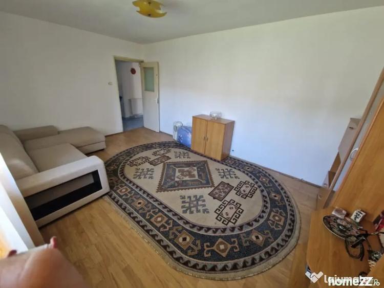Apartament cu 3 camere decomandat în Hotvon