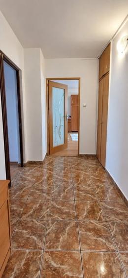 Apartament cu 3 camere decomandat, mobilat în Calea București