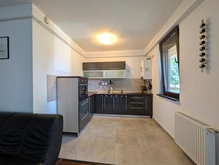 Apartament cu 3 camere decomandat, mobilat în Jiului