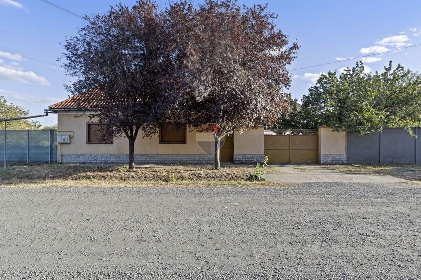 Casă individuală cu 4 camere cu Teren 1371 Mp în Central