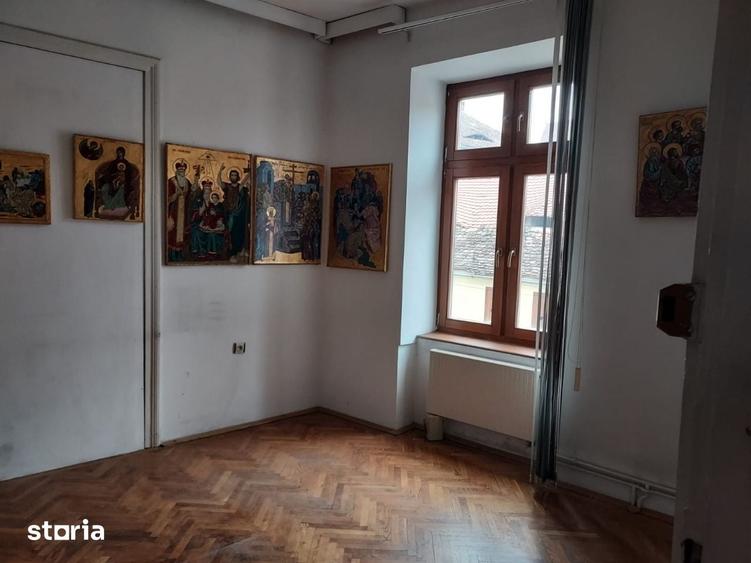Casă cu 6 camere cu Teren 277 Mp în Central