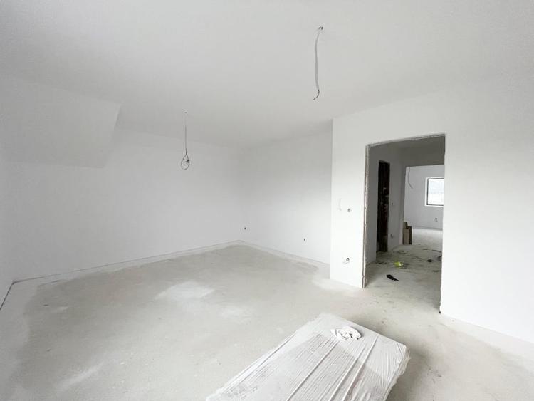 Duplex cu 4 camere cu Canalizare în Moșnița Veche