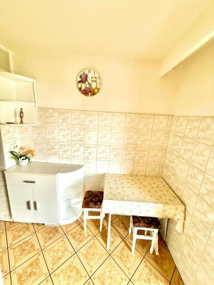 Apartament cu 3 camere decomandat, mobilat în Girocului