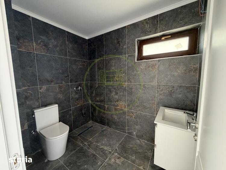 Casă cu 5 camere cu Teren 246 Mp în Malu Mare