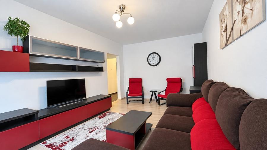 Apartament cu 3 camere decomandat, mobilat în Titan