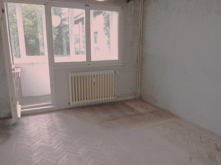 Apartament cu 3 camere semidecomandat în Astra