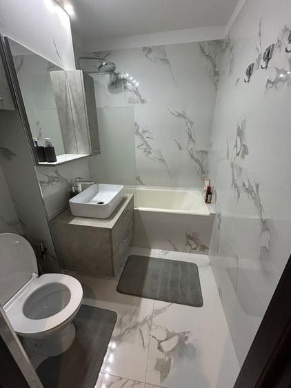 Apartament cu 3 camere decomandat în Drumul Taberei