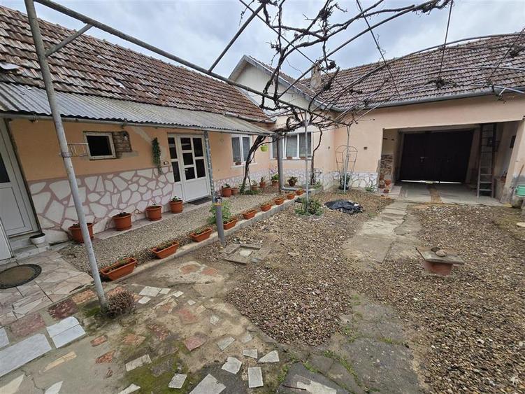 Casă cu 4 camere cu Teren 726 Mp în Șuștiu