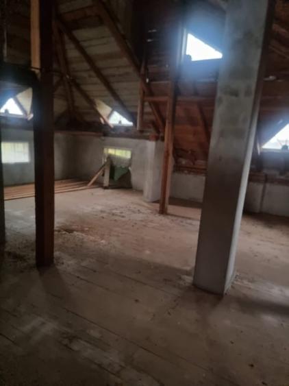 Casă individuală cu 8 camere cu Teren 1300 Mp în Marginea