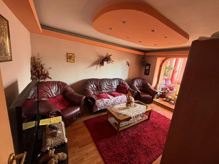 Apartament cu 3 camere decomandat în Drumul Carului