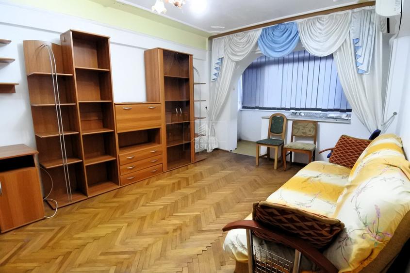 Apartament cu 3 camere decomandat în Republicii