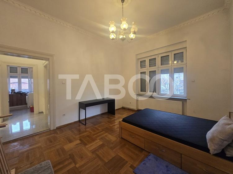 Apartament cu 3 camere semidecomandat, mobilat în Central