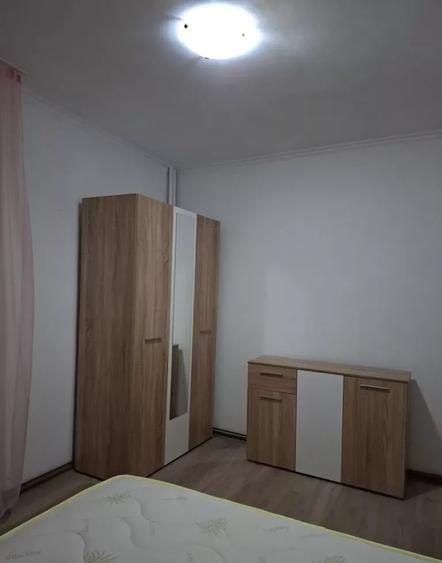 Apartament cu 2 camere semidecomandat în Podu Roș