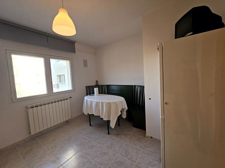 Apartament cu 3 camere decomandat, mobilat în Nerva Traian