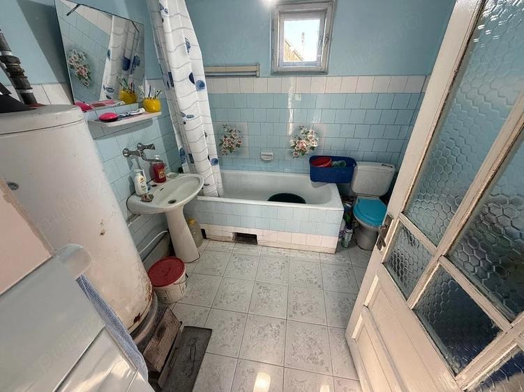 Casă cu 5 camere cu Teren 4000 Mp în Supur