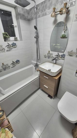 Apartament cu 3 camere semidecomandat, mobilat în Splai Bahlui