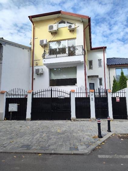 Casă cu Teren 300 Mp în Moșilor