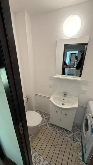 Apartament cu 3 camere semidecomandat în 1 Decembrie