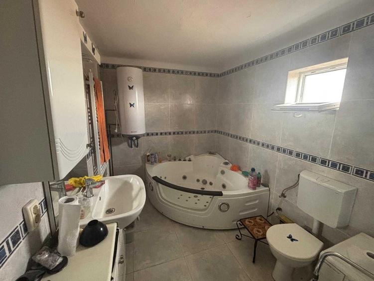 Casă cu 3 camere în Aurești