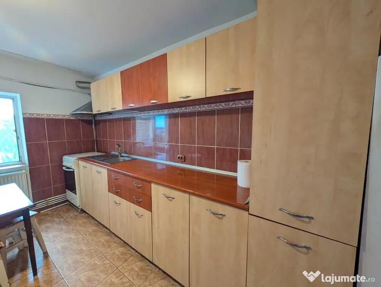 Apartament cu 3 camere decomandat în Est