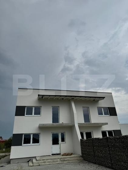 Duplex cu 3 camere cu Canalizare în Cristian