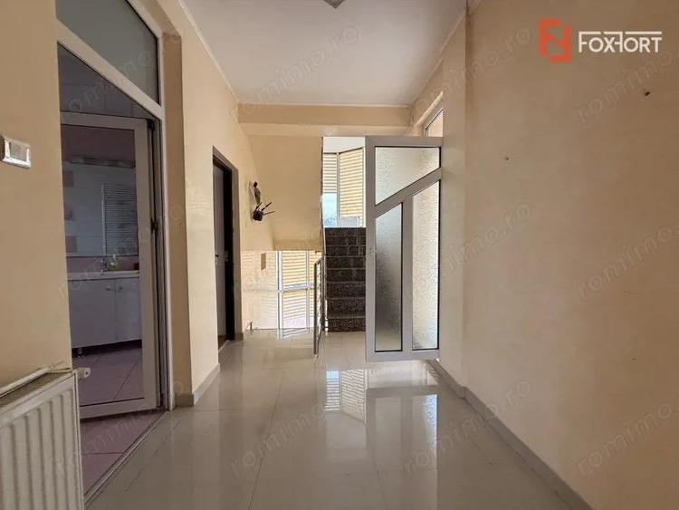 Casă cu 11 camere cu Teren 610 Mp în Central