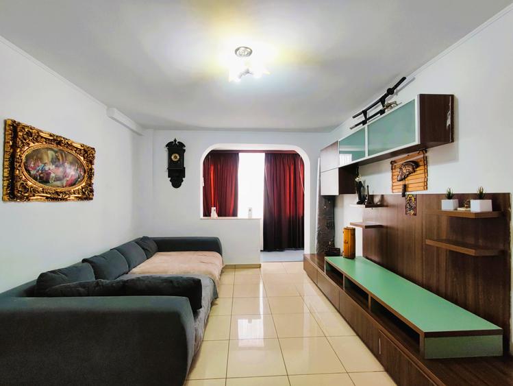 Apartament cu 3 camere semidecomandat, mobilat în Central