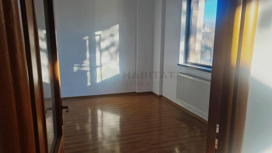 Apartament cu 3 camere semidecomandat în Jiului