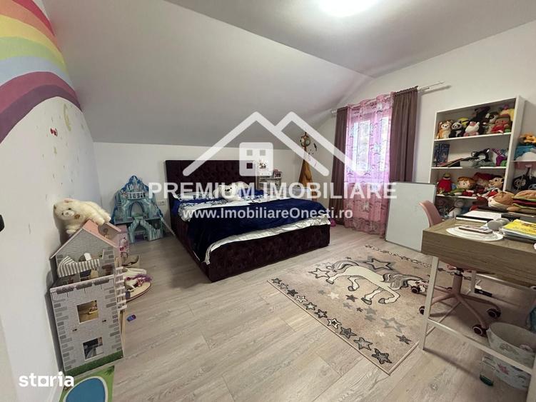 Casă cu 8 camere cu Teren 2680 Mp în Mănăstirea Cașin