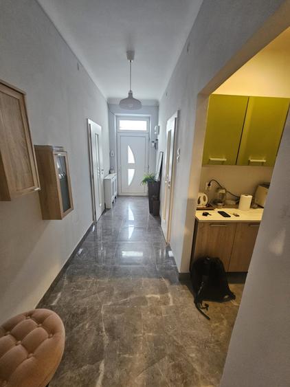 Apartament cu 3 camere semidecomandat, mobilat în Central
