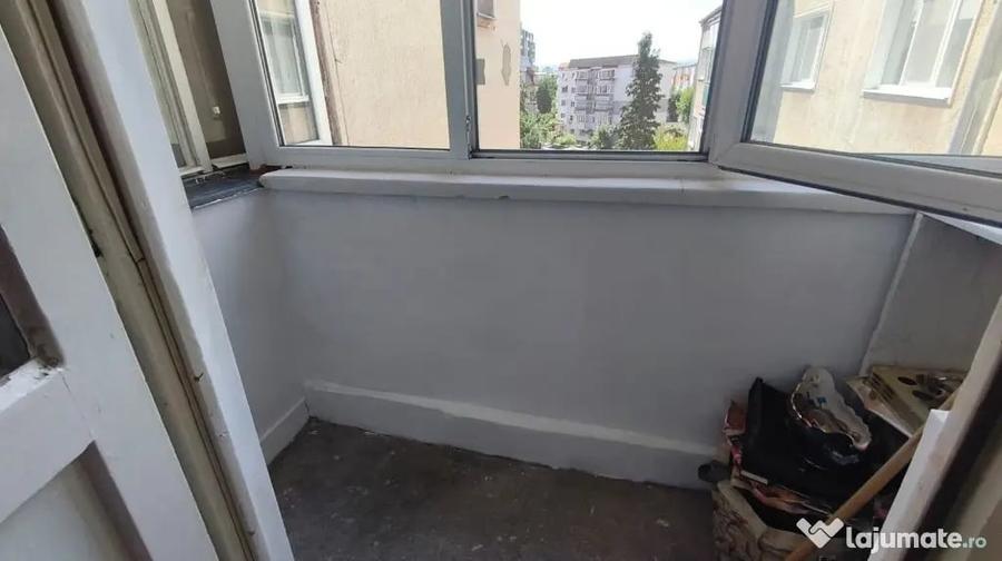 Apartament cu 4 camere semidecomandat în Piața Centrală