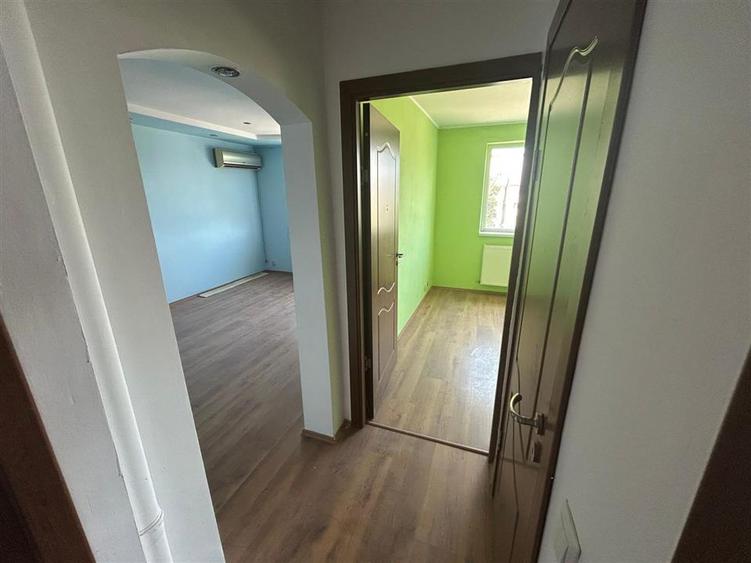 Apartament cu 3 camere semidecomandat în Sud