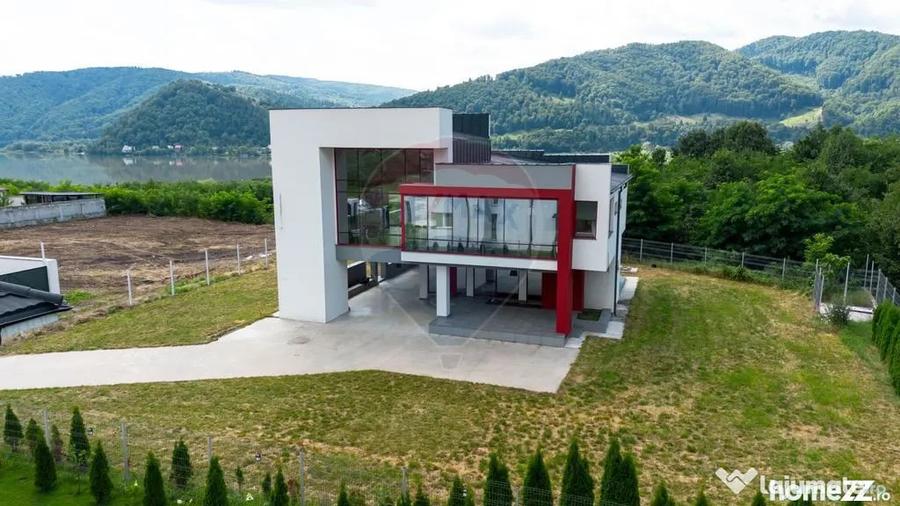 Casă cu 5 camere cu Teren 1600 Mp în Bistrița