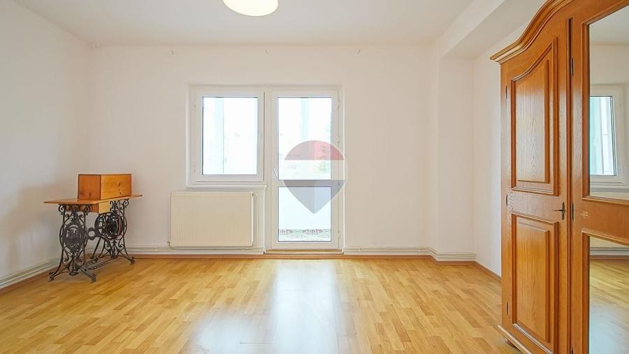 Apartament cu 3 camere decomandat în Gemenii