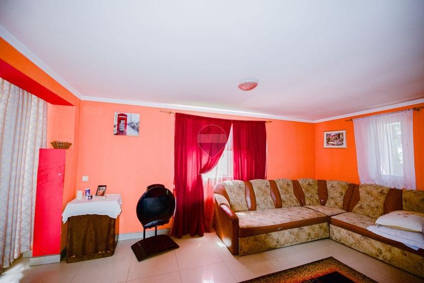 Casă individuală cu 5 camere cu Teren 490 Mp în Central