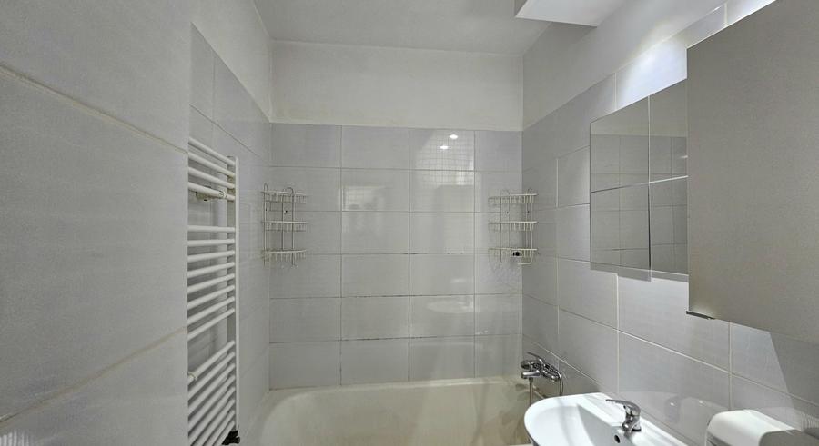 Apartament cu 3 camere semidecomandat, mobilat în Drumul Taberei