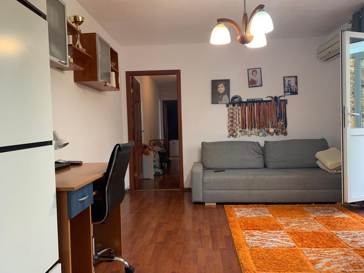 Apartament cu 3 camere semidecomandat în Berceni