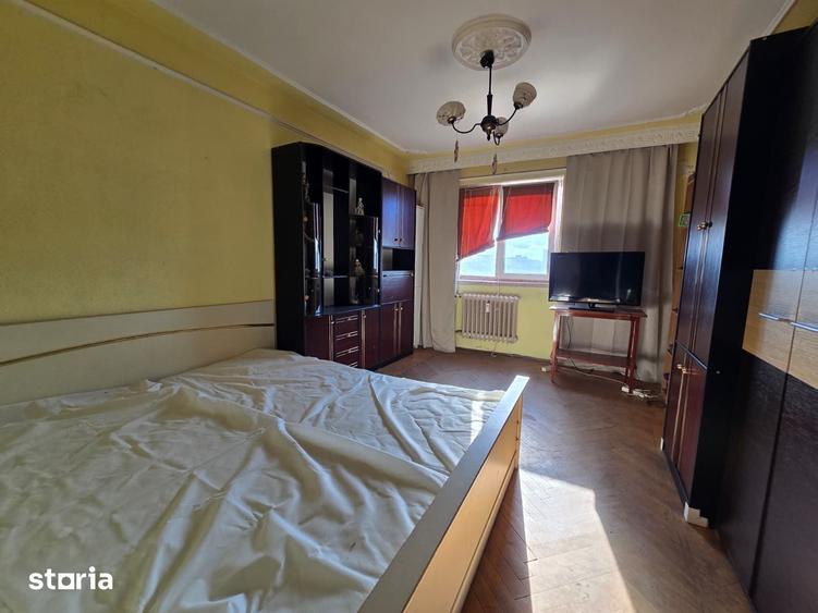 Apartament cu 3 camere în Podu Roș