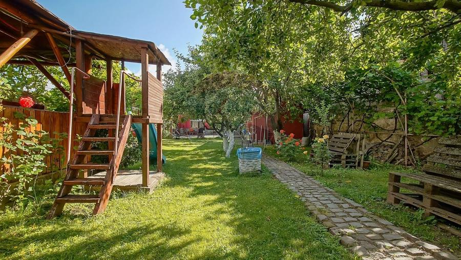 Casă individuală cu 11 camere cu Teren 789 Mp în Florilor